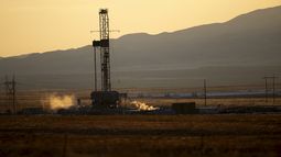 ARCHIVO - Un taladro de perforación en el sitio geotermal Fervo Energy cerca de Milford, Utah, el 26 de noviembre de 2023. (AP Foto/Ellen Schmidt, archivo)