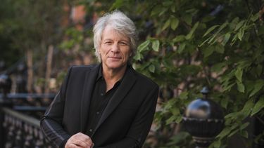 ARCHIVO - Jon Bon Jovi posa para un retrato en Nueva York, el 23 de septiembre de 2020, para promover su álbum 2020. (Foto Drew Gurian/Invision/AP, archivo)