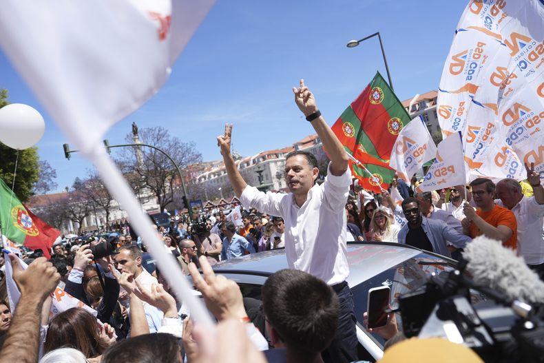 El primer ministro y líder del partido Socialdemócrata, Luis Montenegro, que se presenta a las elecciones, hace gestos a sus seguidores en un acto de campaña en el centro de Lisboa, el viernes 16 de mayo de 2025, antes de las elecciones generales del 18 de mayo. (AP Foto/Ana Brigida)