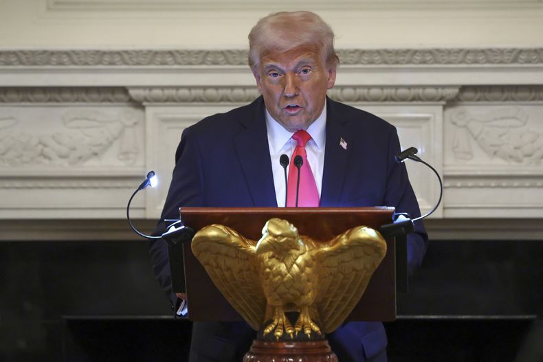 El presidente estadounidense Donald Trump habla durante un evento en la Casa Blanca, Washington, el jueves 27 de marzo de 2025. (Pool vía AP)