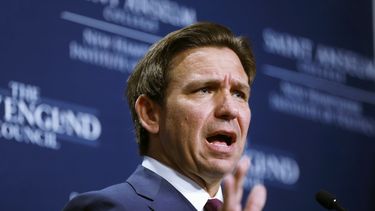 ARCHIVO - El gobernador de Florida, Ron DeSantis, habla durante un evento el viernes 13 de octubre de 2023, en Manchester, Nueva Hampshire. (AP Foto/Michael Dwyer, Archivo)