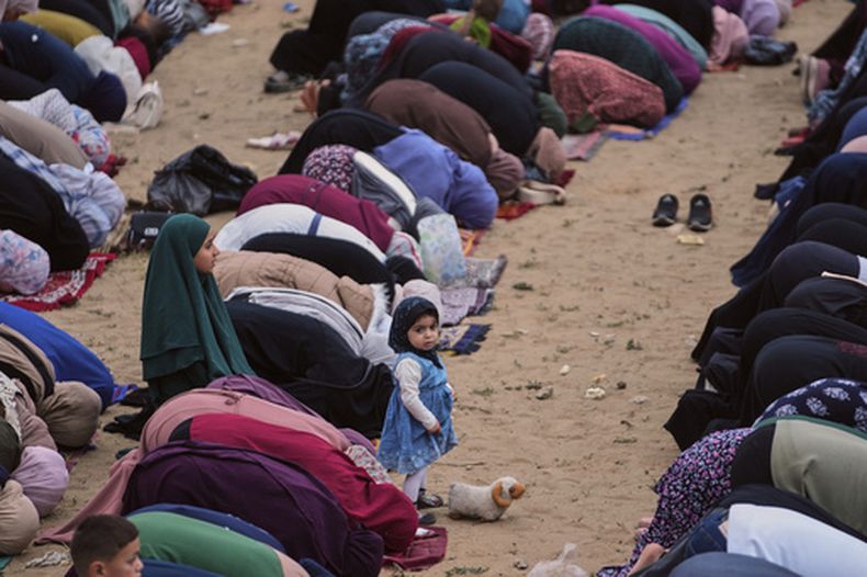 Musulmanes rezando durante las plegarias del Eid al-Adha en Ciudad de Gaza el miércoles 27 de mayo de 2026. (AP Foto/Jehad Alshrafi)