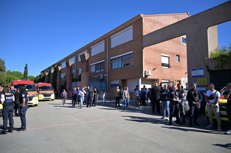 La Escuela Joseph Lakanal, donde ocurrió el tiroteo, en Aubagne, Francia, el 12 de octubre del 2026. (AP foto/Philippe Magoni)