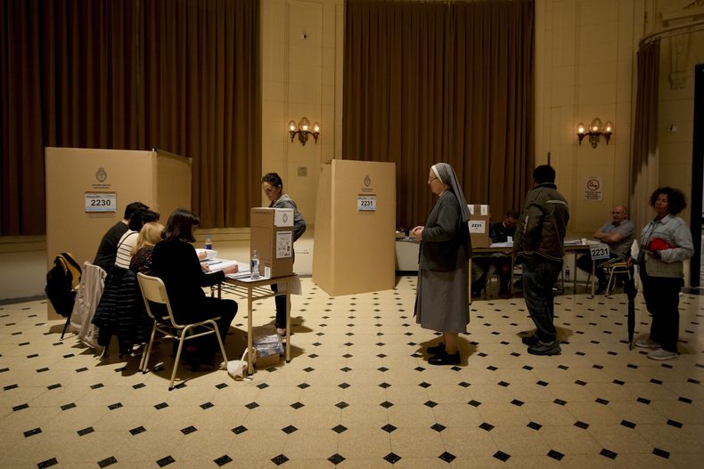 La gente hace fila para emitir su voto durante las elecciones generales en Buenos Aires, Argentina, el domingo 22 de octubre de 2023. (AP Foto/Natacha Pisarenko)