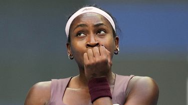 La estadounidense Coco Gauff reacciona durante el encuentro ante la belga Elise Mertens en la cuarta ronda del Abierto de China el miércoles 7 de octubre del 2026. (AP Foto/Achmad Ibrahim)