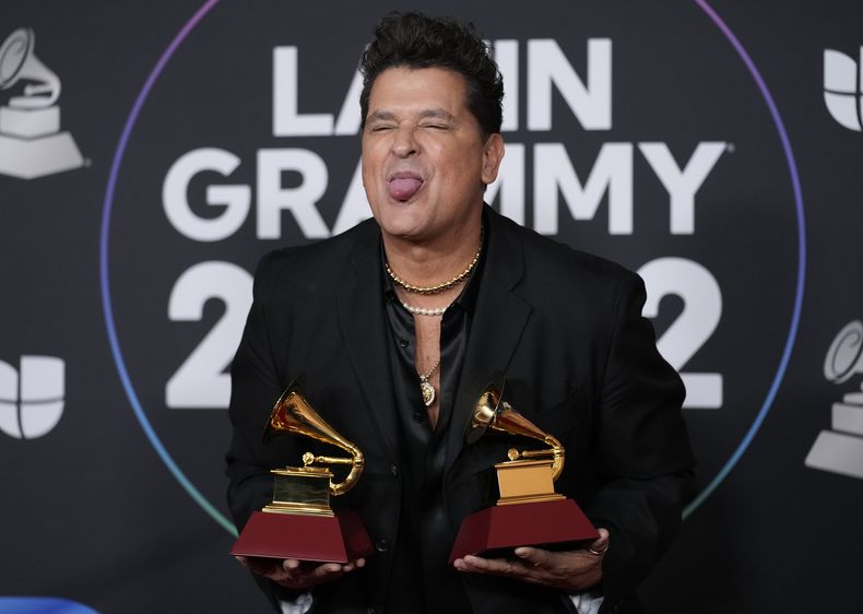 Carlos Vives posa en la sala de prensa con los premios a mejor canción de pop/rock por Babel y mejor álbum tropical contemporáneo por Cumbiana II en la 23a entrega anual del Latin Grammy en la Arena Mandalay Bay Michelob Ultra el 17 de noviembre de 2022, en Las Vegas. Carlos Vives fue nominado al Gramy en la categoría de mejor álbum latino tropical el 10 de noviembre de 2023. (Foto AP/John Locher, archivo)