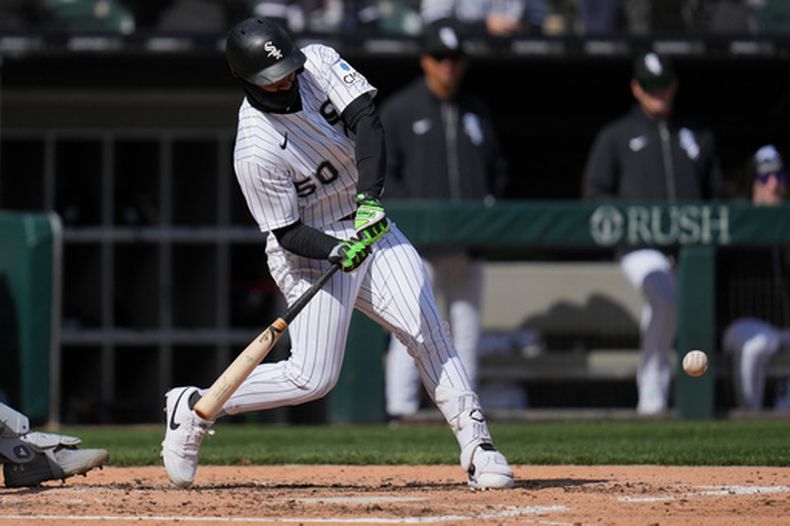 Lenyn Sosa de los Medias Blancas de Chicago batea un sencillo remolcador en la tercera entrada ante los Orioles de Baltimore el martes 7 de abril del 2026. (AP Foto/Erin Hooley)