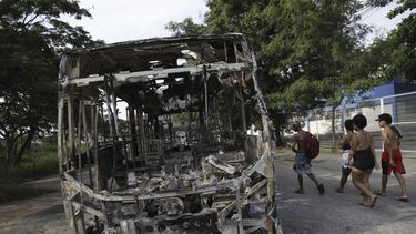 Un autobús quemado en una calle el martes 24 de octubre de 2023, luego de que fue incendiado junto con otros vehículos por una pandilla, en Río de Janeiro. (AP Foto/Bruna Prado)