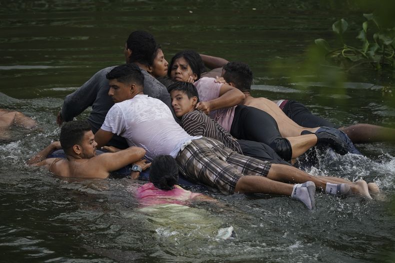 Migrantes cruzan el río Bravo en un colchón inflable hacia Estados Unidos desde Matamoros, México, el 9 de mayo de 2023. La imagen fue parte de una serie tomada por los fotógrafos de The Associated Press Iván Valencia, Eduardo Verdugo, Félix Márquez, Marco Ugarte, Fernando Llano, Eric Gay, Gregory Bull y Christian Chávez que ganó el Premio Pulitzer 2024 en Fotografía de Reportaje. (AP Foto/Fernando Llano)