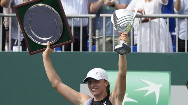 La polaca Iga Swiatek celebra tras ganar la final del Abierto de Polonia en Varsovia el domingo 30 de julio del 2023. (AP Foto/Czarek Sokolowski)