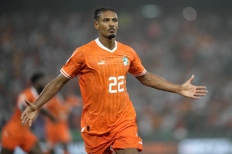 Sebastien Haller celebra tras marcar el gol que le dio a Costa de Marfil la victoria 1-0 ante Congo en las semifinales de la Copa Africana de Naciones, el miércoles 7 de febrero de 2024, en Abiyán. (AP Foto/Sunday Alamba)
