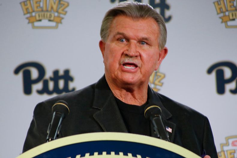 ARCHIVO - Mike Ditka, el ex entrenador de los Bears de Chicago, durante una rueda de prensa previo a un juego de la NCAAA, el 7 de noviembre de 2015, en Pittsburgh. (AP Foto/Keith Srakocic)