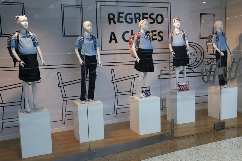Maniquíes embarazadas con uniforme escolar, exhibidos en un concurrido centro comercial de Caracas, han impactado a los consumidores y agitado las aguas del debate sobre la educación sexual en Venezuela.