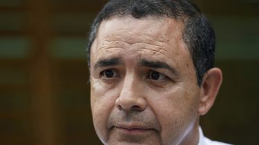 ARCHIVO - El representante demócrata Henry Cuellar habla con un reportero durante un evento de campaña el 4 de mayo de 2022, en San Antonio. (AP Foto/Eric Gay, archivo)