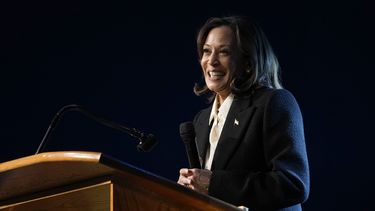 La candidata presidencial demócrata, la vicepresidenta Kamala Harris, sonríe durante una ceremonia religiosa, el domingo 13 de octubre de 2024, en Greenville, Carolina del Norte. (AP Foto/Susan Walsh)