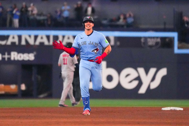 Brandon Valenzuela, de los Azulejos de Toronto, corre las bases después de batear un jonrón en la octava entrada del juego de béisbol de Grandes Ligas contra los Medias Rojas de Boston, el miércoles 29 de abril de 2026, en Toronto. (Chris Young/The Canadian Press via AP)