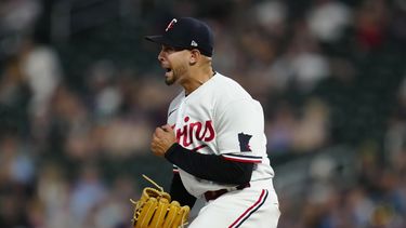 El relevista de los Mellizos de Minnesota Jovani Morán celebra luego de ponchar a Triston Casas de los Medias Rojas de Boston en la alta de la décima entrada del partido jugado el miércoles 21 de junio de 2023 en Minneapolis. (AP Photo/Abbie Parr)