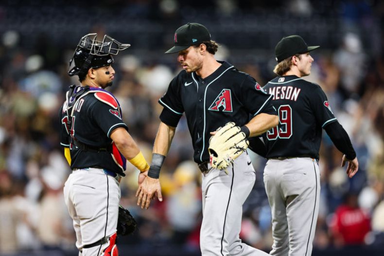 Max Kepler, centro, de los Diamondbacks felicita a Gabriel Moreno después de que su equipo derrotara a los Padres de San Diego en juego de béisbol de Grandes Ligas, el lunes 6 de julio de 2026. (AP Foto/Derrick Tuskan)