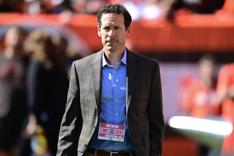 ARCHIVO - Paul DePodesta, jefe de estrategia de los Browns de Cleveland, previo a un partido el 26 de septiembre de 2021, en Cleveland. (AP Foto/David Dermer)