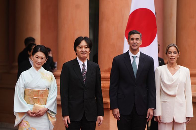 El presidente de Paraguay, Santiago Peña (segundo desde la derecha), y su esposa, Leticia Ocampos, posan junto al príncipe heredero Akishino y la princesa heredera Kiko de Japón en el Palacio de López, en Asunción, Paraguay, el jueves 20 de agosto de 2026, durante una visita para conmemorar el 90 aniversario de la inmigración japonesa a Paraguay. (Foto AP/Jorge Saenz)