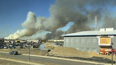 Esta foto proporcionada por la Guardia Nacional Aérea de Nueva York muestra el humo de los incendios en los Pine Barrens cerca de Sunrise Highway en Long Island, Nueva York, el sábado 8 de marzo de 2025. (Cheran Campbell/New York Air National Guard via AP)