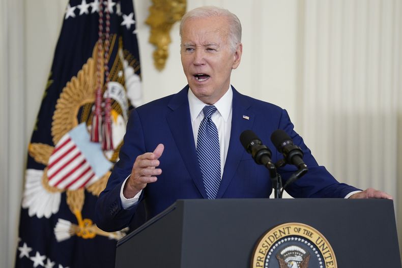 El presidente Joe Biden conversa sobre la infraestructura para internet de alta velocidad en el Salón Este de la Casa Blanca, en Washington, el lunes 26 de junio de 2023. (AP Foto/Evan Vucci)
