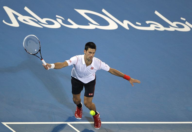El serbio Novak Djokovic devuelve una pelota contra el franc&eacute;s Jo-Wilfried Tsonga en el torneo de exhibici&oacute;n de Abu Dabi el viernes, 27 de diciembre de 2013. (AP Photo/Kamran Jebreili)
