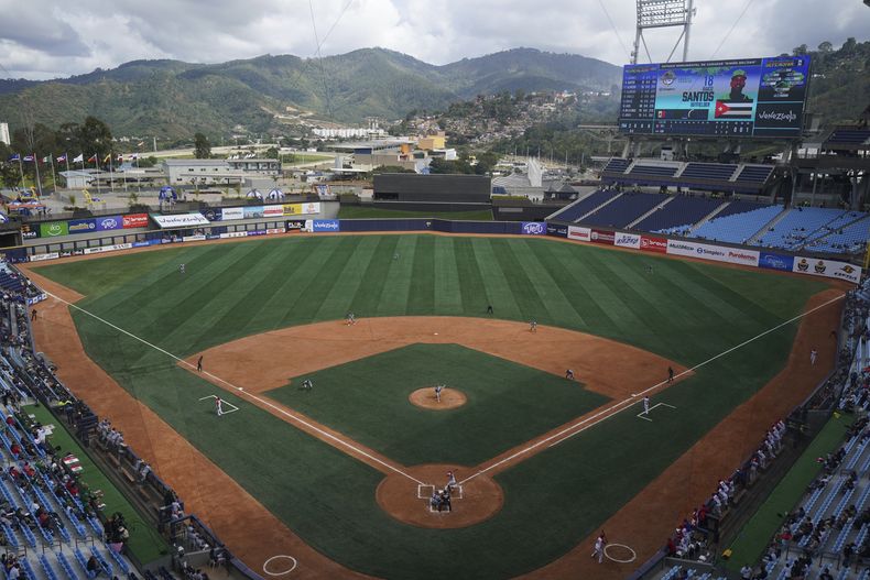 ARCHIVO - México y Cuba se enfrentan en un juego de la Serie del Caribe el 5 de febrero de 2023, en el Estadio Monumental Simón Bolívar de Caracas (AP Foto/Fernando Llano, archivo)