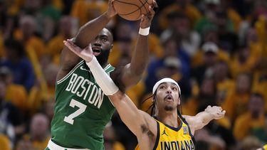 Jaylen Brown (7), de los Celtics de Boston, atrapa un pase sobre Andrew Nembhard, de los Pacers de Indiana, durante la segunda mitad del juego de baloncesto de la NBA, en el Juego 4 de las Finales de la Conferencia Este, el lunes 27 de mayo de 2024, en Indianápolis. (AP Foto/Michael Conroy)