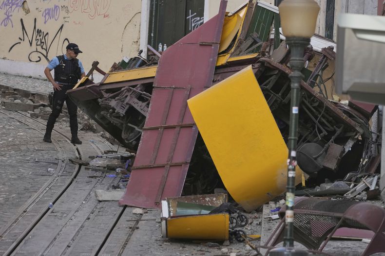 Policías inspeccionan el lugar donde un funicular descarriló y se estrelló en Lisboa, Portugal, el jueves 4 de septiembre de 2025. (AP Foto/Armando Franca)