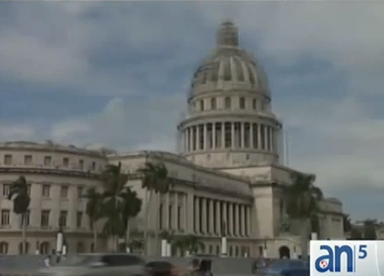 La polémica continúa rodeando una carta abierta a Obama para pedir la flexibilización del embargo a la isla. La misiva fue firmada por líderes políticos y empresarios de Estados Unidos.