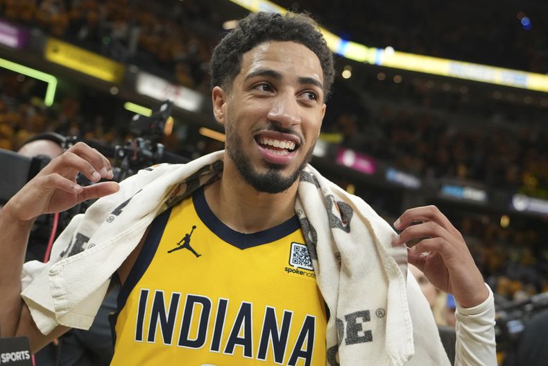 Tyrese Haliburton, base de los Pacers de Indiana, celebra la victoria sobre los Knicks de Nueva York en el cuarto partido de las finales de la Conferencia Este, el martes 27 de mayo de 2025 (AP Foto/Michael Conroy)