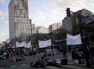 argentina: acampe en medio de acelerada inflacion y pobreza