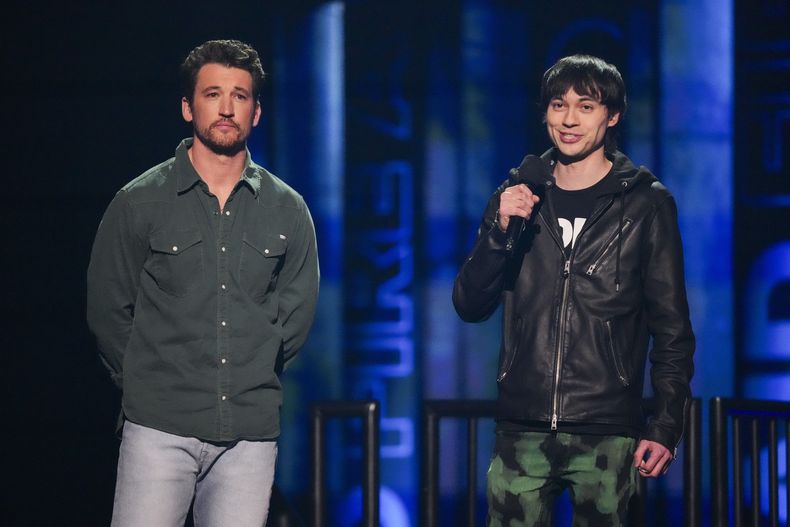 Miles Teller, izquierda, y Chad Comey hablan durante el concierto benéfico de FireAid el jueves 30 de enero de 2025 en Intuit Dome en Inglewood, California. (Foto Jordan Strauss/Invision/AP)