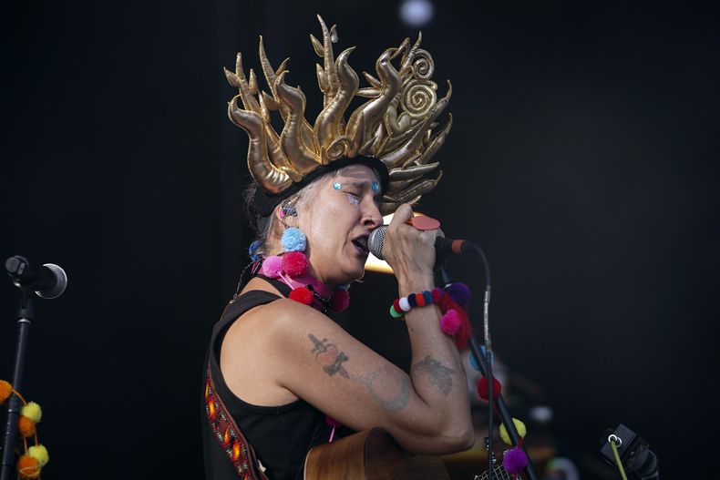 La cantante colombiana Andrea Echeverri de la banda Aterciopelados durante su presentación en la 25ª edición del festival de música Vive Latino en la Ciudad de México, el domingo 16 de marzo de 2025. (Foto AP/Aurea Del Rosario)