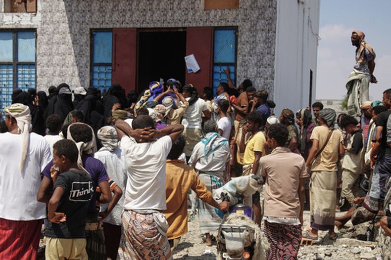 Yemeníes desplazados por los combates en Taiz buscan comida en la zona de Salah al-Din, en las afueras de Adén, Yemen, el 25 de octubre del 2026. (AP foto/Abdulnasser Alseddik)