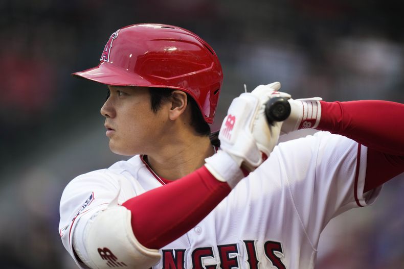 El japonés Shohei Ohtani se dispone a cumplir un turno al bate en el juego del martes 6 de junio de 2023, ante los Cachorros de Chicago (AP Foto/Jae C. Hong)