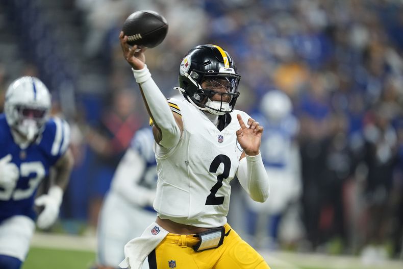 El quarterback de los Steelers de Pittsburgh Justin Fields lanza un pase en la primera mitad del partido ante los Colts de Indianápolis, el domingo 29 de septiembre de 2024, en Indianápolis. (AP Foto/Michael Conroy)