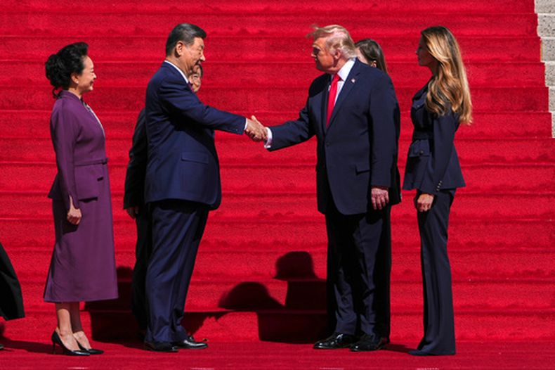El presidente de EEUU, Donald Trump, en el centro a la derecha, le da la mano al presidente de China, Xi Jinping, mientras la primera dama Melania Trump, a la derecha, y la primera dama de China, Peng Liyuan, a la izquierda, observan su llegada al Museo de los Archivos Nacionales, en Washington, el viernes 25 de septiembre de 2026. (AP Foto/Julia Demaree Nikhinson)