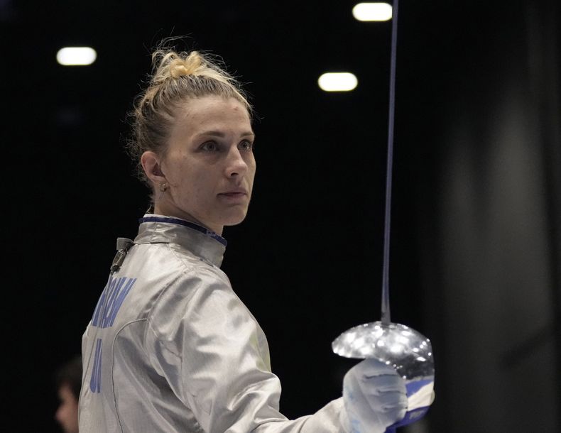 ARCHIVO - La ucraniana Olga Kharlan compite en la prueba de sable por equipos contra Uzbekistán en el campeonato mundial de esgrima, el 29 de julio de 2023, en Milán. (AP Foto/Antonio Calanni)