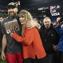 ARCHIVO - El tight end de los Chiefs de Kansas City Travis Kelce camina con Taylor Swift tras el campeonato de la AFC ante los Ravens de Baltimore el domingo 28 de enero de 2024, en Baltimore. (Foto AP/Julio Cortez, archivo)