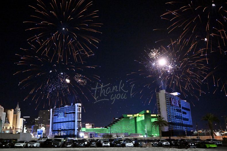 Fuegos artificiales previo a que implosionen las torres Tropicana Las Vegas el miércoles 9 de octubre de 2024 en Las Vegas. (Foto AP/David Becker)