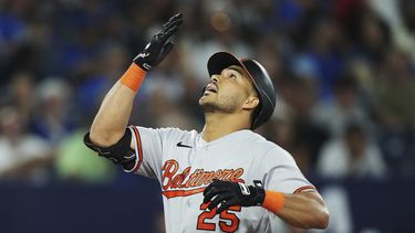 El venezolano de los Orioles de Baltimore Anthony Santander celebra su grand slam conectado ante los Azulejos de Toronto en el octavo episodio del juego en Toronto. Martes 1 de agosto de 2023. (Nathan Denette/The Canadian Press via AP)