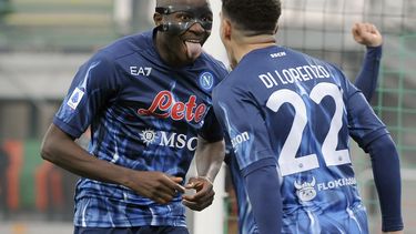 Napoli gana en Venecia y alcanza al Milan