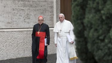 americateve | El papa Francisco platica con el cardenal brasile&ntilde;o Raymundo Damasceno Assis a su llegada al consistorio extraordinario que se celebra en Ciudad del Vaticano el jueves 20 de febrero de 2014. (Foto de AP/Alessandra Tarantino)