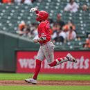 Zach Neto, de los Angelinos de Los Ángeles, recorre las bases tras conectar un jonrón de tres carreras durante la tercera entrada de un partido de béisbol contra los Orioles de Baltimore, el jueves 6 de agosto de 2026, en Baltimore. (Foto AP/Stephanie Scarbrough)
