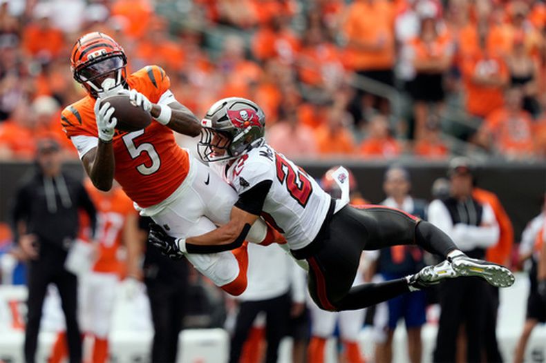El receptor de los Bengals de Cincinnati Tee Higgins atrapa un pase mientras lo defiende el cornerback de los Buccaneers de Tampa Bay Zyon McCollum en el encuentro del domingo 13 de septiembre del 2026. (AP Foto/Carolyn Kaster)