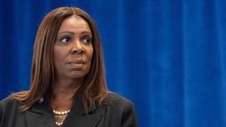 La fiscal general de Nueva York, Letitia James, asiste a una conferencia de prensa el lunes 15 de diciembre de 2025 en Nueva York. (AP Foto/Yuki Iwamura)