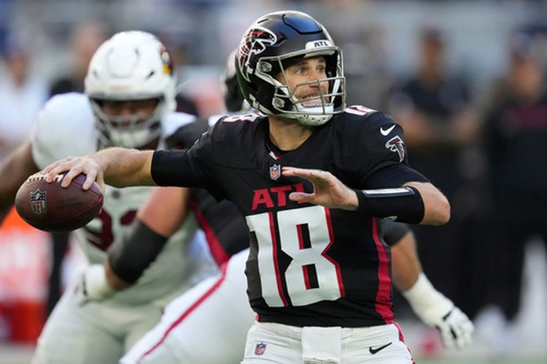 ARCHIVO - Kirk Cousins, QB de los Falcons de Atlanta, lanza ante los Cardinals de Arizona durante la primera mitad de un juego de fútbol americano de la NFL, el 21 de diciembre de 2025, en Glendale, Arizona. (Foto AP/Ross D. Franklin, Archivo)
