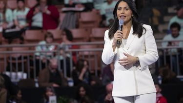 Gabbard se retira de contienda por la candidatura demócrata